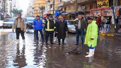 محافظ الإسكندرية يتابع أعمال كسح تجمعات مياه الأمطار الغزيرة بالشوارع