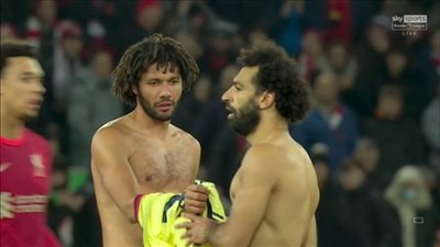 صلاح يهدي قميصه للنني.. 