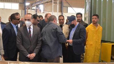 السفير الاسترالي بالقاهرة يتفقد أول مصنع في مصر لتدوير مخلفات الموز بسوهاج