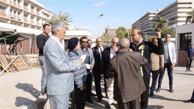 نائب رئيس جامعة أسيوط تناقش عددًا من الحلول للمشكلات المرورية حول الحرم الجامعي