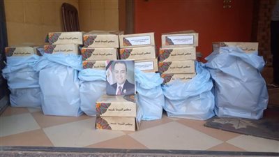 حزب العدل يوزع وجبات غذائية باسم النائب الراحل أحمد زيدان لمتضرري السيول بأسوان