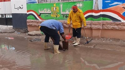 كسح تراكمات مياه الأمطار بمحيط المدارس والجامعة تمهيدًا لاستئناف الدراسة غدًا