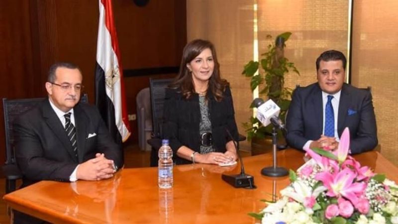 نبيلة مكرم تشهد توقيع