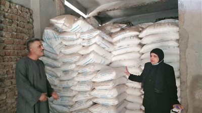 وكيل زراعة أسيوط تتابع توزيع الأسمدة على المزارعين بمنفلوط