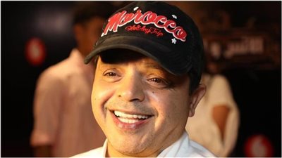 أحمد حلمي يعلق على صورة هنيدي مع منى زكي