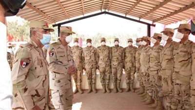 وزير الدفاع يتفقد معسكر إعداد وتأهيل مقاتلي شمال سيناء ويلتقى رجال الجيش الثاني الميداني