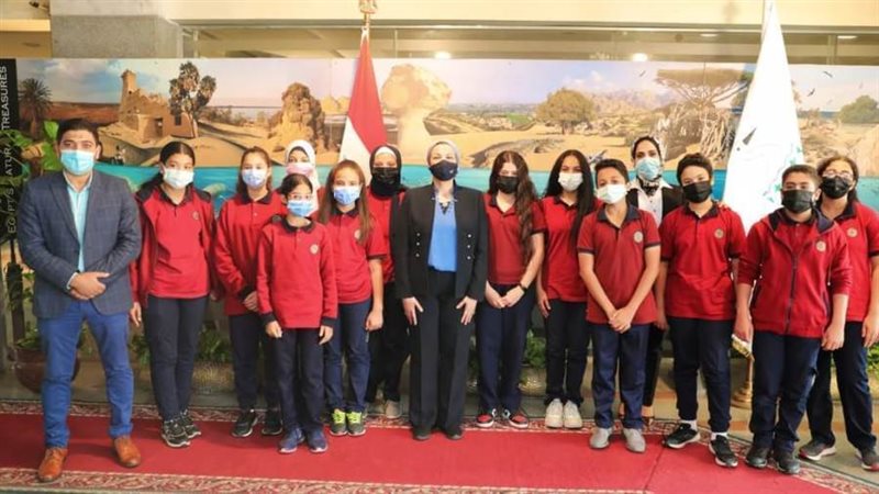 وزير البيئة مع طلاب