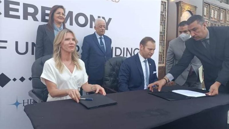 جانب من توقيع البروتوكول