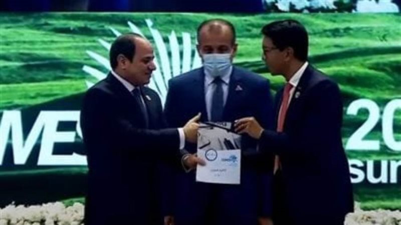 الرئيس السيسي يتسلم