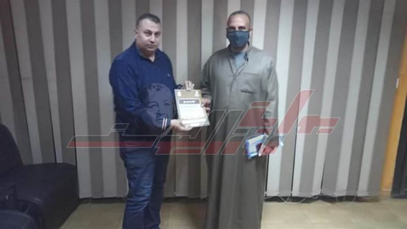 تسليم عقود أملاك