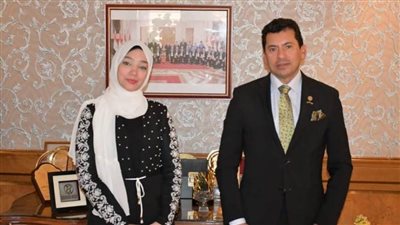 وزير الرياضة يستقبل زوجة اللاعب الراحل علاء علي