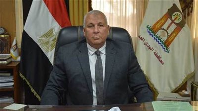 محافظ الوادي الجديد يؤكد ضرورة بمتابعة تطعيم المواطنين بلقاح 