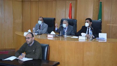 محافظ المنيا يناقش سبل دفع العمل بمشروعات القطاع الصحي بالمبادرة الرئاسية 