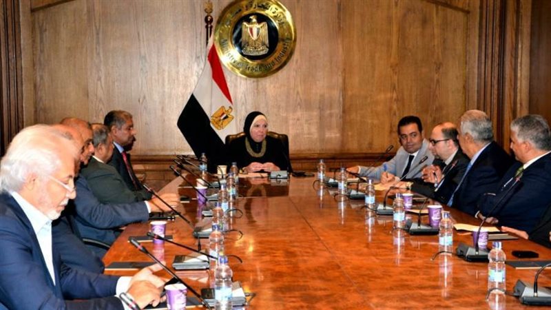 وزيرة التجارة تبحث