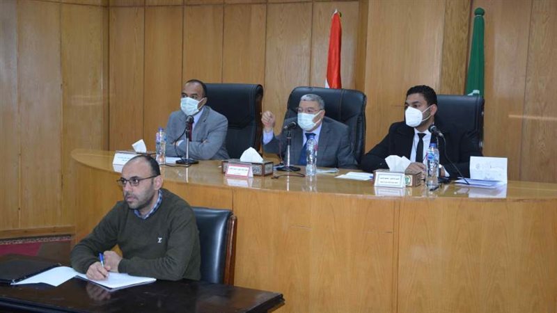 محافظ المنيا خلال