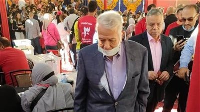 وزير دفاع الأهلي يدلي بصوته  في انتخابات النادي.. (صور)