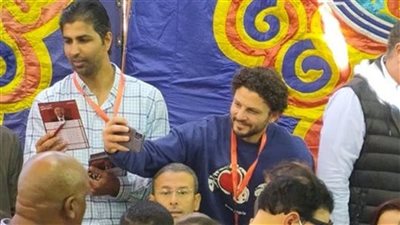 حسام غالي يلتقط سيلفي مع أعضاء النادي الأهلي.. (صور)