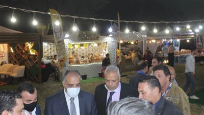 علاء عزوز يتفقد مهرجان عسل النحل.. وإقبال كثيف من المواطنين