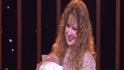 النجمة نيللي تتسلم جائزة الهرم الذهبي بمهرجان القاهرة السينمائي