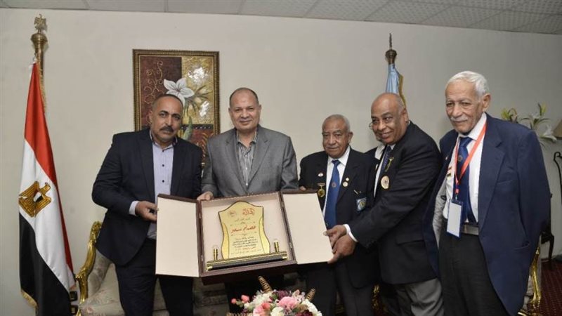 محافظ أسيوط يستقبل