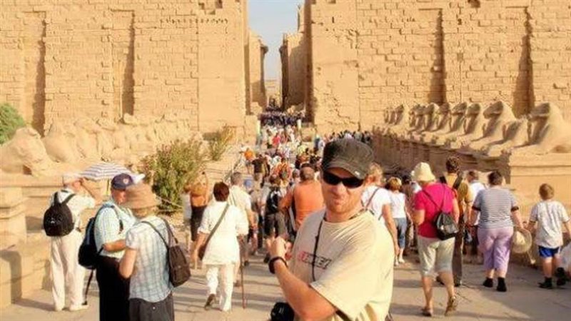 الزائرين يتوافدون