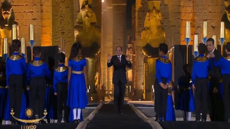 السيسي يلتقط صورا