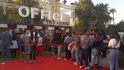 شاهد.. إقبال الجمهور على عروض مهرجان القاهرة السينمائي الدولي