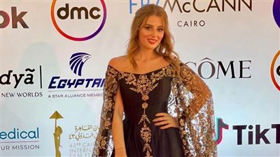 إطلالة متميزة للتونسية ياسمين كمون بافتتاح مهرجان القاهرة السينمائي ..صور