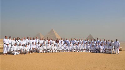 الوفود المشاركة في كأس القارات للكاراتيه تزور أهرامات الجيزة