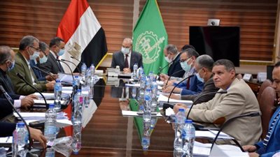 القليوبية تبحث المشروعات الاستثمارية بالمناطق الصناعية 