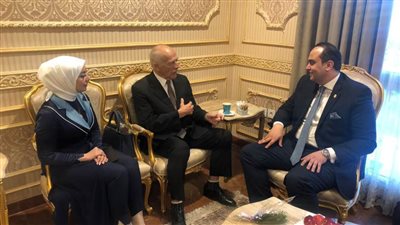 بالصور.. رئيس الرعاية الصحية يستقبل أول مريض إنجليزى يعالج في مستشفيات الهيئة