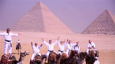بالصور.. وفود الكاراتيه التقليدي تزور الأهرامات و