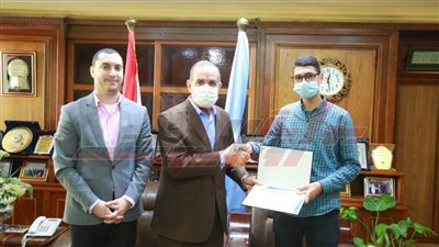 محافظ كفر الشيخ يكرم 