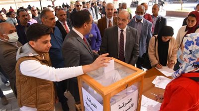 رئيس جامعة أسيوط يشيد بإقبال الطلاب على التصويت في الجولة الأولى من انتخابات اتحاد طلاب الكليات