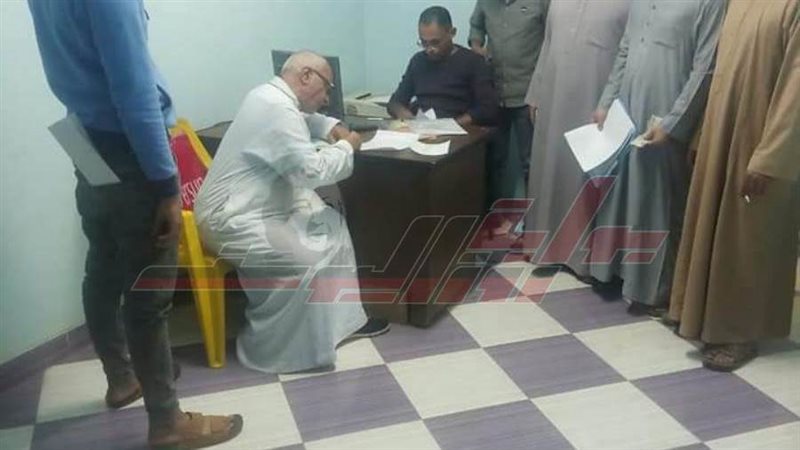 توافد المواطنين لاستكمال