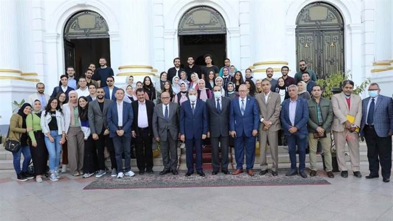 محافظ المنيا يستقبل