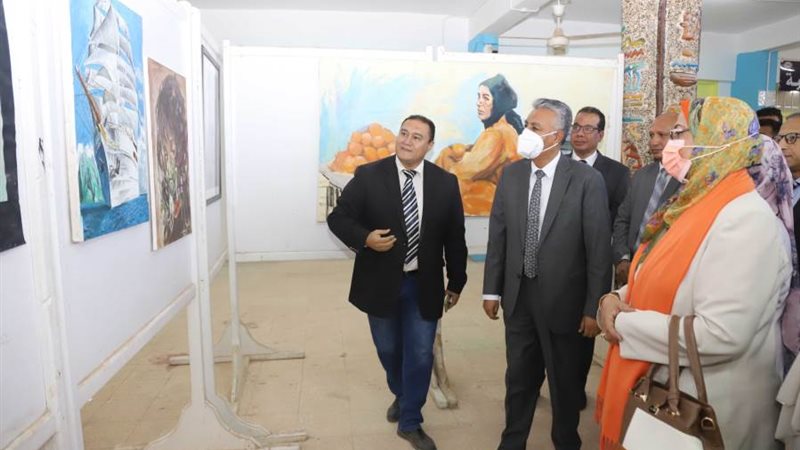 افتتاح معرض فنى بجامعة