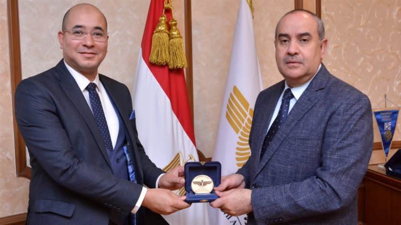 وزير الطيران خلال