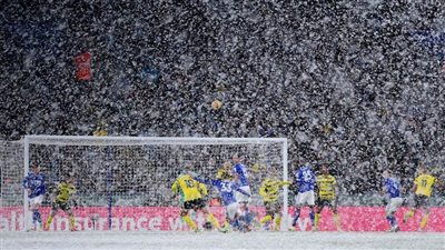 تحدي الثلج.. مباراة مثيرة تنتهي بفوز ليستر سيتي على واتفورد 2/4