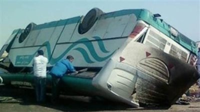 إصابة 25 عاملا في انقلاب أتوبيس بطريق القطامية العين السخنة