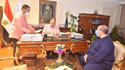 محافظ أسيوط يعتمد عقودا جديدة لتقنين أوضاع واضعي اليد على أراضي الدولة