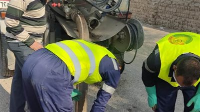 مياه أسيوط تواصل حملتها لتطهير خطوط وغرف الصرف الصحي.. وخطة استثنائية للشتاء