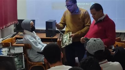 جامعة سوهاج تدرب الطلاب على صيانة الحاسب الآلي واللاب توب