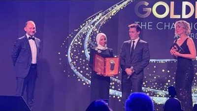 عندما استغل محمد صلاح حفل القدم الذهبية لتقدير حب طفولته