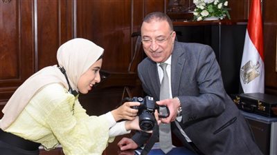 محافظ الإسكندرية يلبي دعوة مصورة كفيفة بلقائها.. ويكرمها بشهادة تقدير