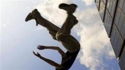 موظف ينتحر قفزًا من البلكونة عقب طعنه زوجته وولديه بالجيزة 