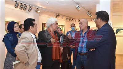 رئيس قطاع الفنون التشكيلية يفتتح معرض 