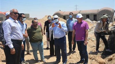 محافظ الوادي الجديد يقوم بجولة تفقدية لمشروع بشائر الخير