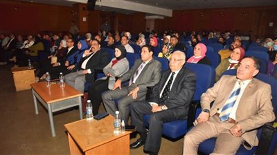 سكرتير مساعد أسيوط تشهد العرض المسرحي 