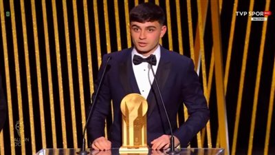 رسميًا.. بيدري أفضل لاعب صاعد لعام 2021